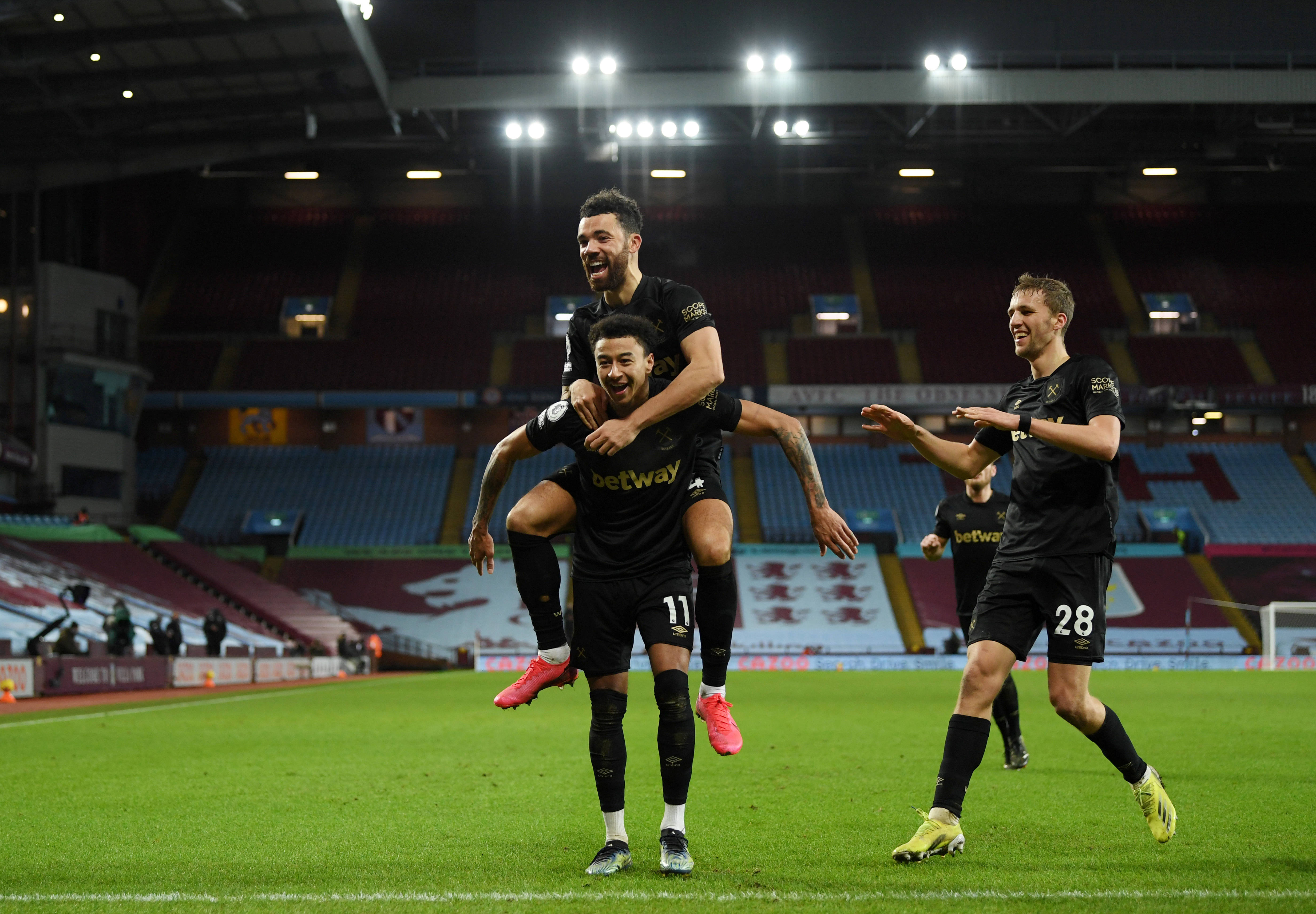 他是申花最被低估的球员，为俱乐部宁愿枯坐板凳，今年只出场一次（申花最被低估的一人，为球队甘当板凳，本赛季仅出场1次）