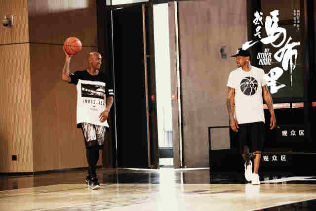 曼联官方分享本赛季全家福，男女足球员一同拍摄（曼联官方发布本赛季合照，男足女足齐亮相）