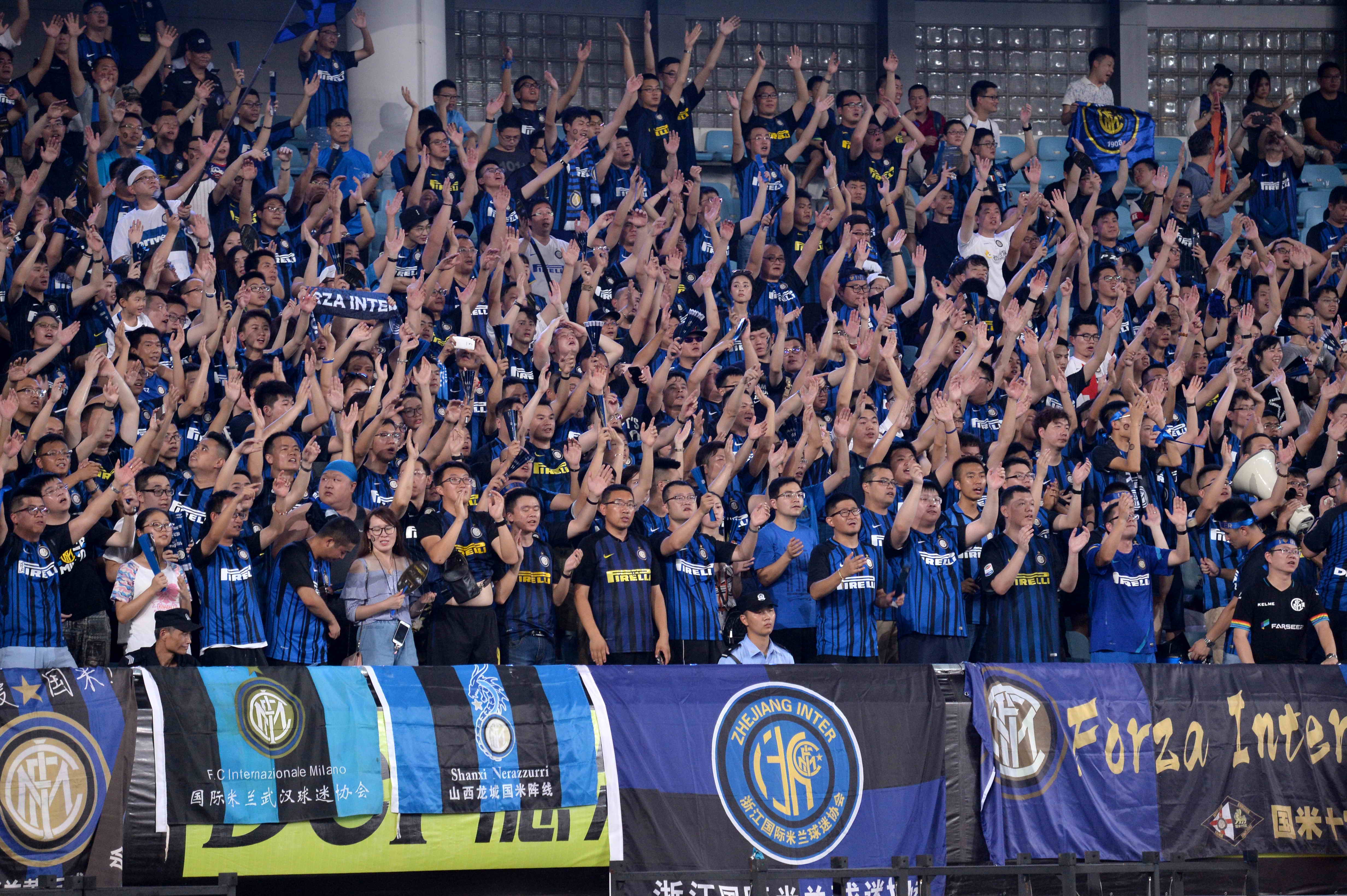 上赛季救火后卫！广东男篮赛前播放黄荣奇致敬视频（广东男篮赛前致敬黄荣奇：上季临危受命的后卫）