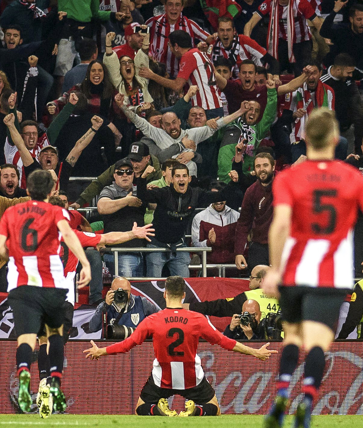 马卡：梅西参观诺坎普引发回归猜测，而美职联支持短期租借（马卡：梅西现身诺坎普引爆回归传闻，美职联或支持短期租借）