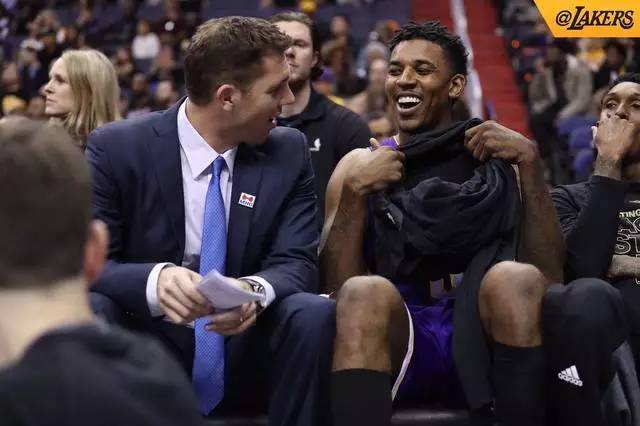 姆巴佩速度突破 防线全面告急（姆巴佩闪电突进 后防线告急）