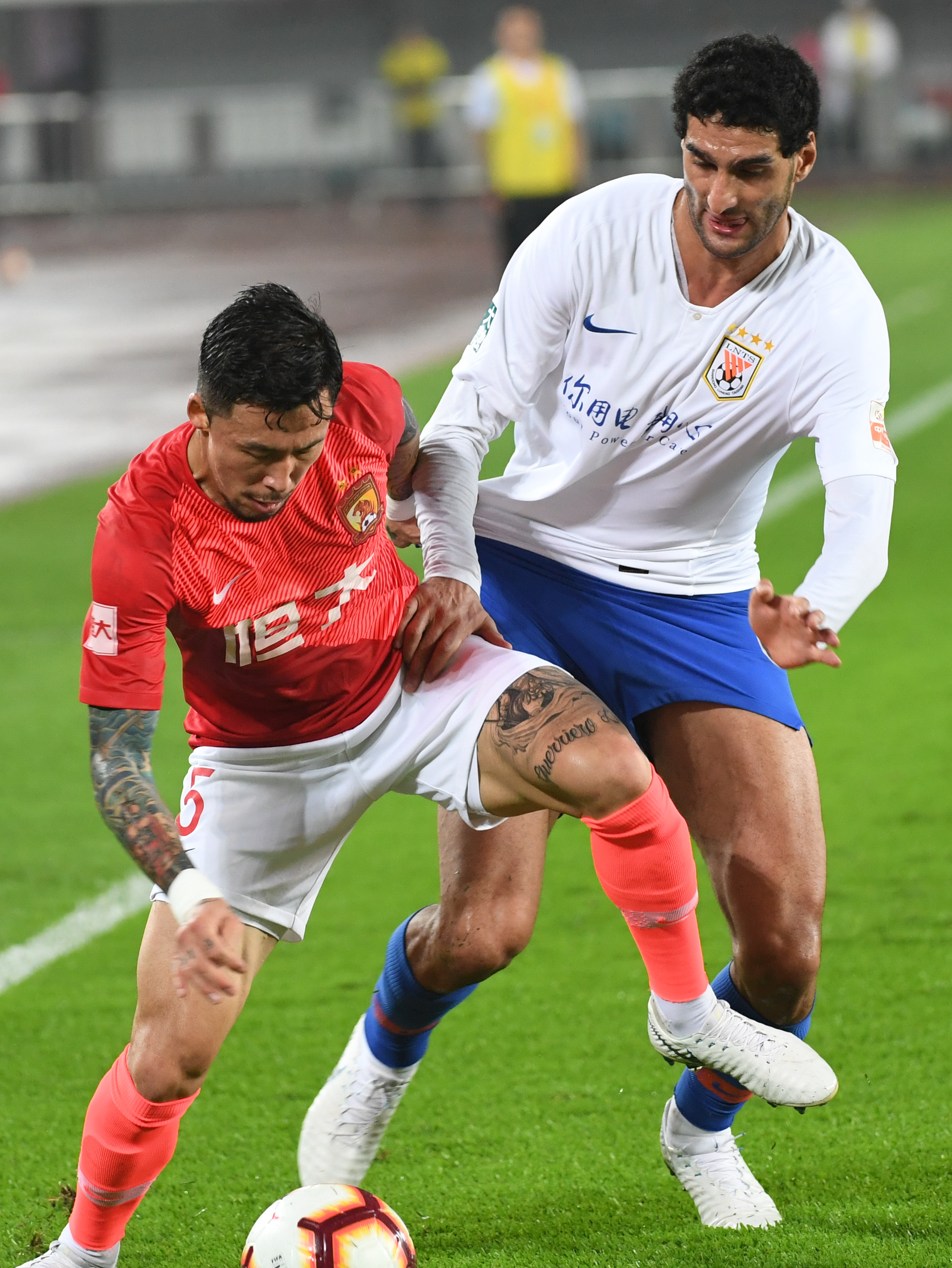 初露锋芒：年轻球员的成长之路（锋芒初现：新秀的蜕变之旅）