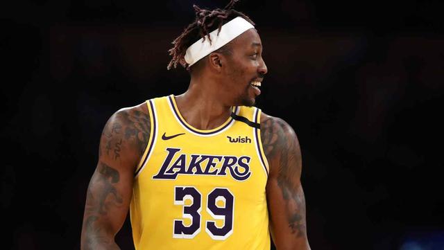 卡洛斯：C罗是所有球员的榜样；相比小罗我更爱去大罗的派对（卡洛斯：C罗堪称球员标杆；相比小罗，我更爱参加大罗的派对）