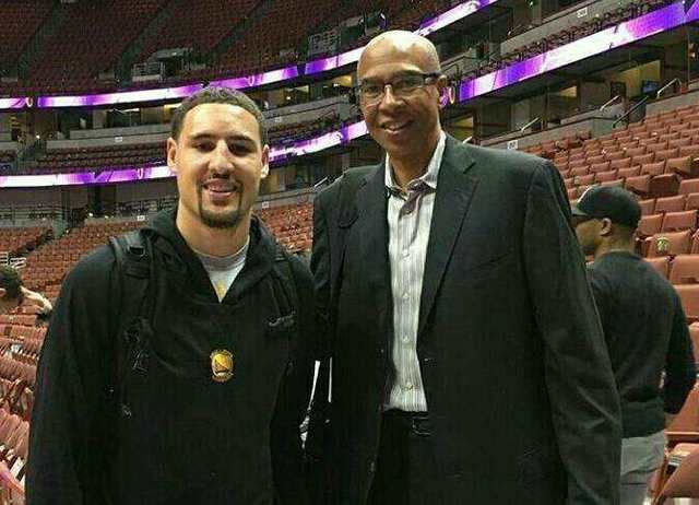 经典画面！王少杰篮下打进 杜锋抱怨裁判该吹2+1&喋喋不休吃T（名场面！王少杰篮下命中，杜锋质疑裁判应判2+1，喋喋不休被吹T）