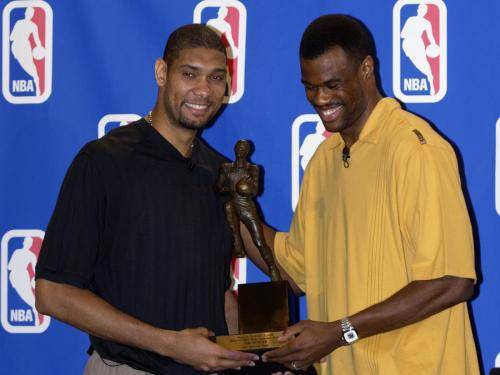 克拉克斯顿表现惊艳，29分钟砍下14分11板10助（克拉克斯顿29分钟斩获14分11篮板10助攻，表现炸裂）