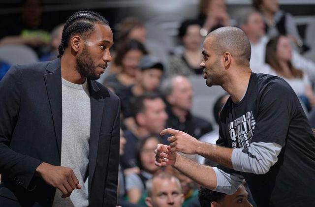 打高兴了！迪亚洛反击空中换手拉杆上篮2+1 冲到观众席庆祝（越打越嗨！迪亚洛快攻空中换手拉杆打成2+1，冲向看台与球迷庆祝）