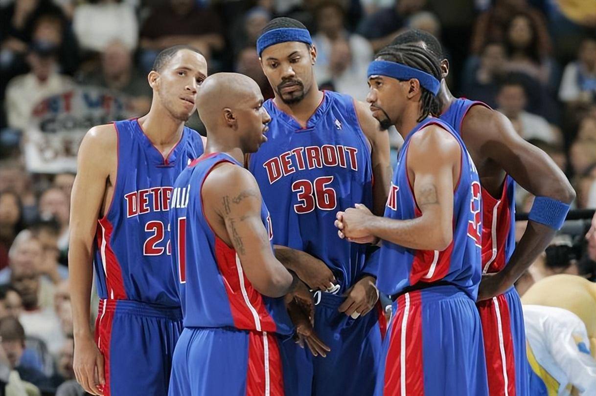 足球英超历史第2000场比赛达成（英超联赛迎来历史第2000场比赛）