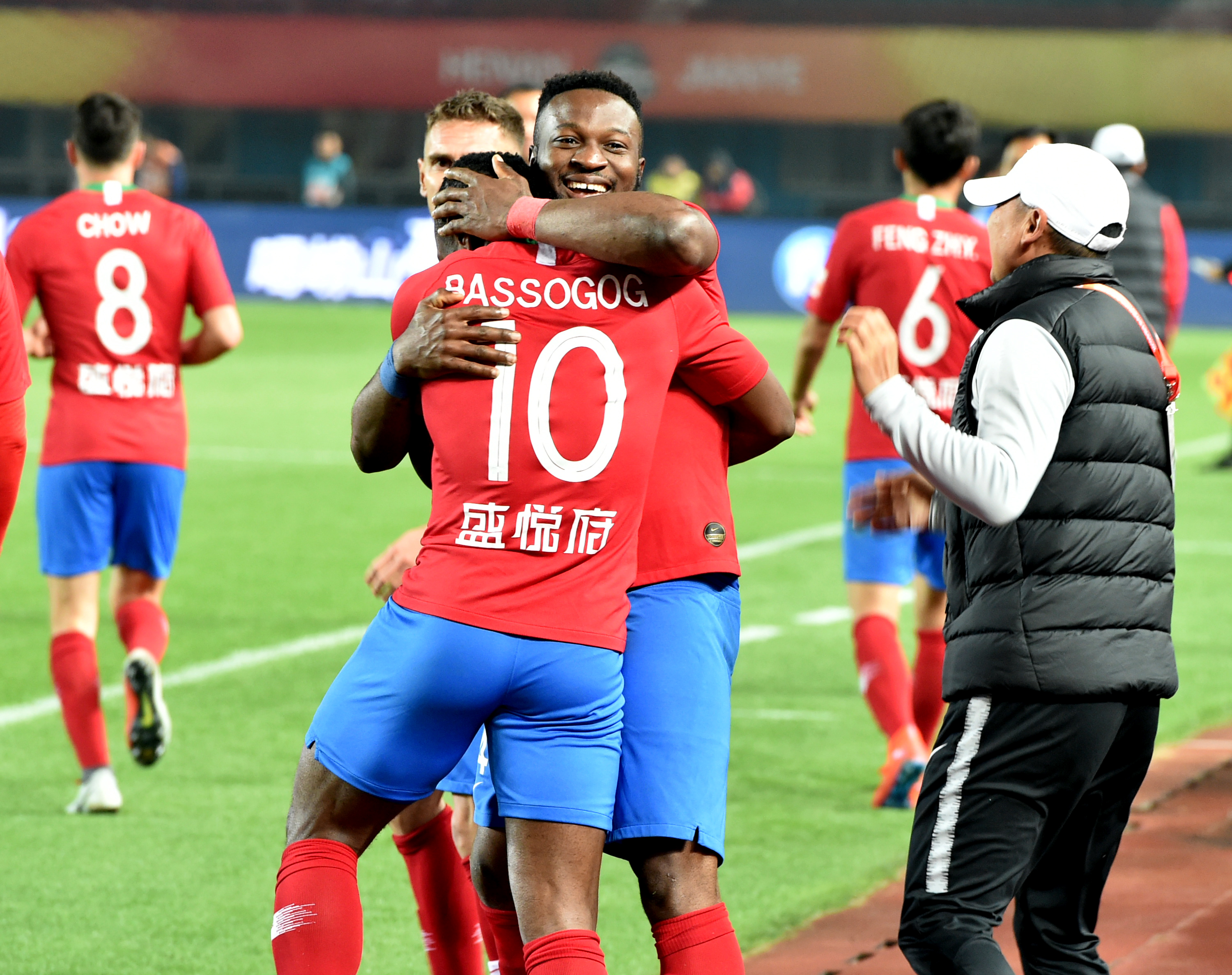 39岁仍然无所畏惧：诺伊尔的拜仁传奇继续（39岁依旧无畏，诺伊尔续写拜仁传奇）