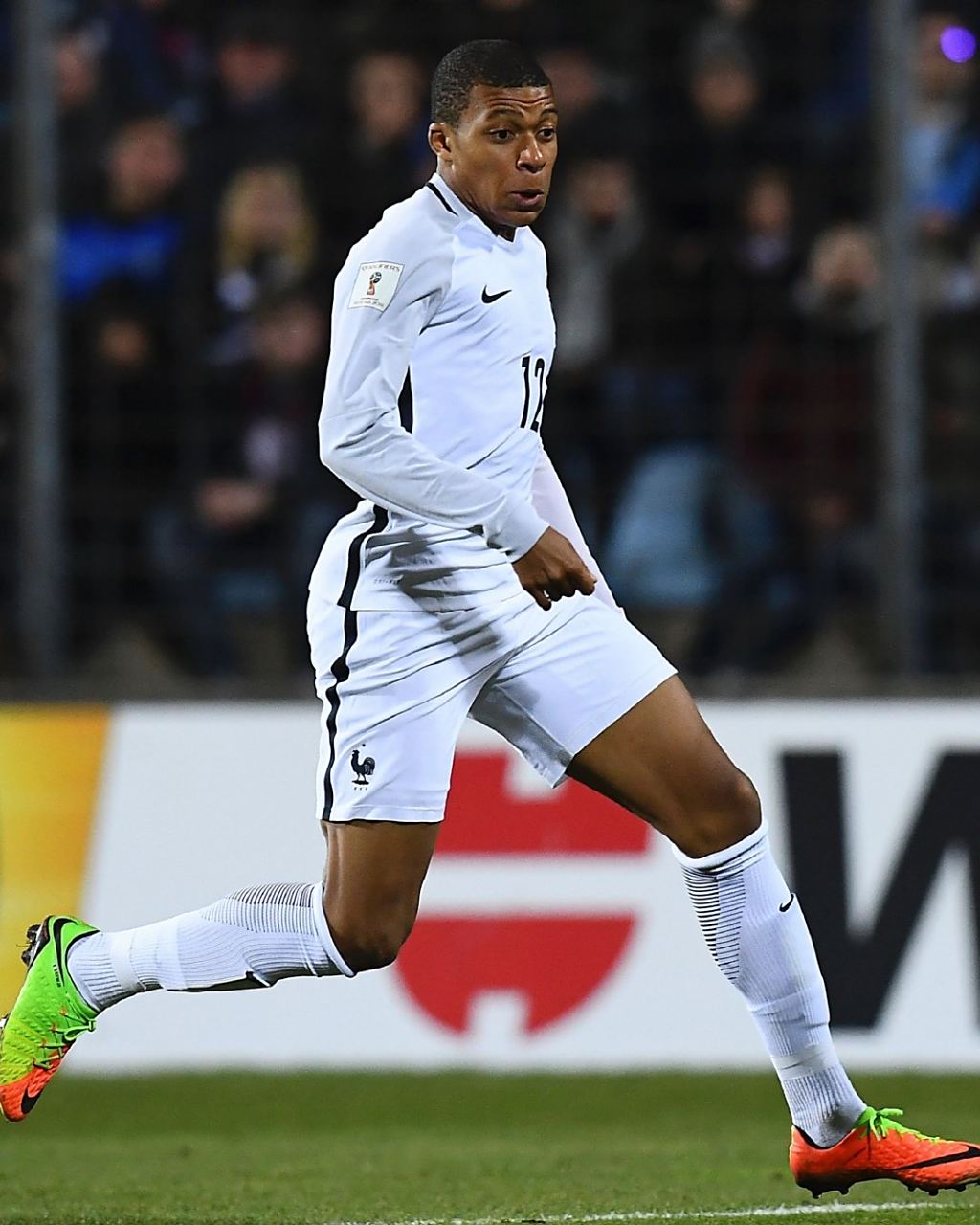 博主：国安明天中午12点40分抵达北京，欢迎球迷接机（国安明日中午12：40抵京，欢迎球迷前往机场迎接）